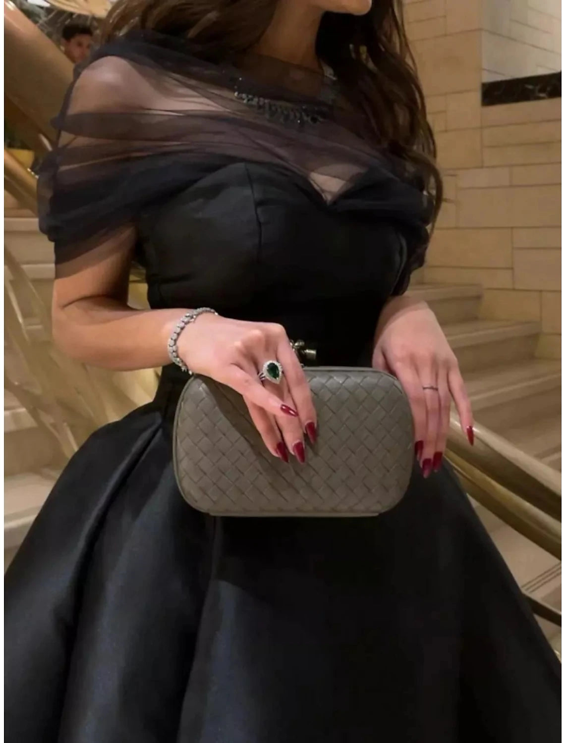 Abito da sera a trapezio, elegante, nero, formale, con strascico a corte, manica corta, scollo a V, in raso con pieghe